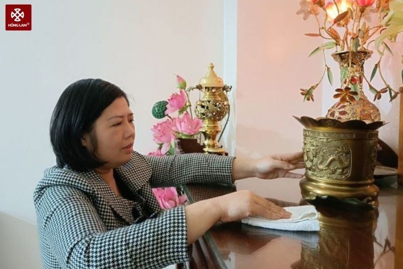 lau dọn bàn thờ cuối năm