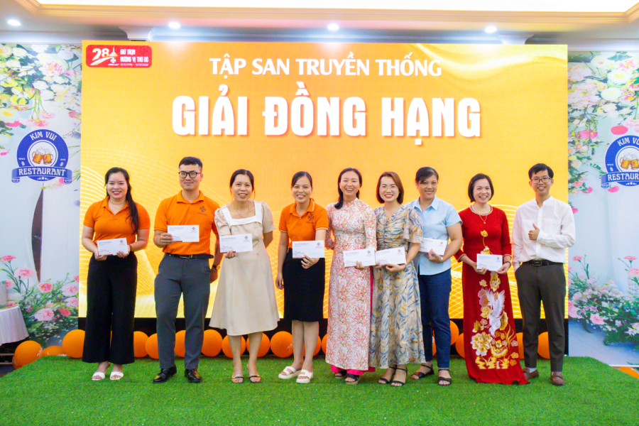 Phó Tổng Giám Đốc Nguyễn Viết Hồng Đức trao thưởng hạng mục Tập san truyền thống cho 8 giải đồng hạng