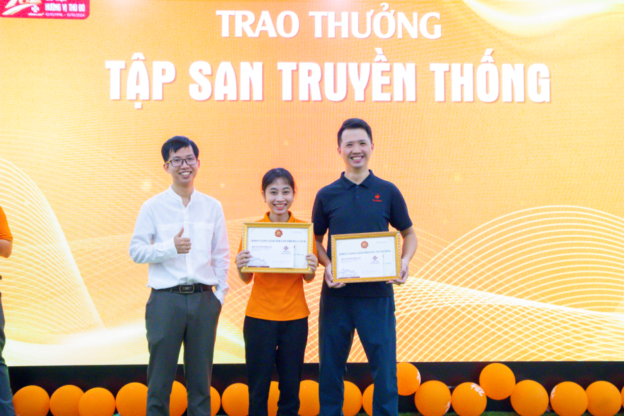 Phó Tổng Giám Đốc Nguyễn Viết Hồng Đức trao thưởng Tập san truyền thống cho giải trình bày ấn tượng và phong cách sáng tạo nhất
