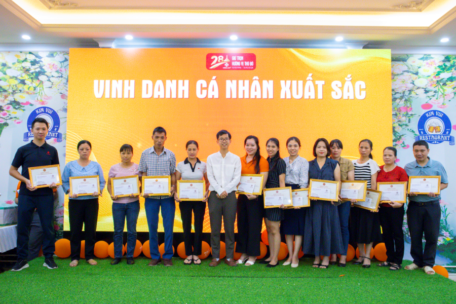 Phó Tổng Giám Đốc Nguyễn Viết Hồng Đức trao thưởng