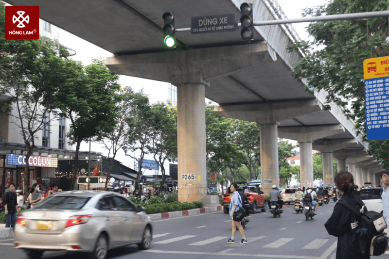 sang đường tại Hà Nội