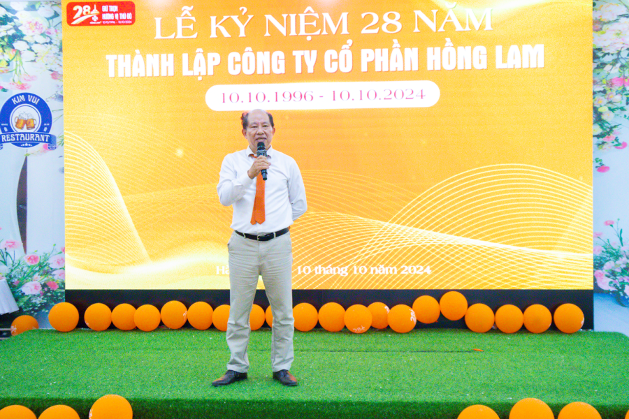 Tổng Giám Đốc Nguyễn Hồng Lam phát biểu trong buổi lễ kỷ niệm 28 năm thành lập Công ty Cổ phần Hồng Lam