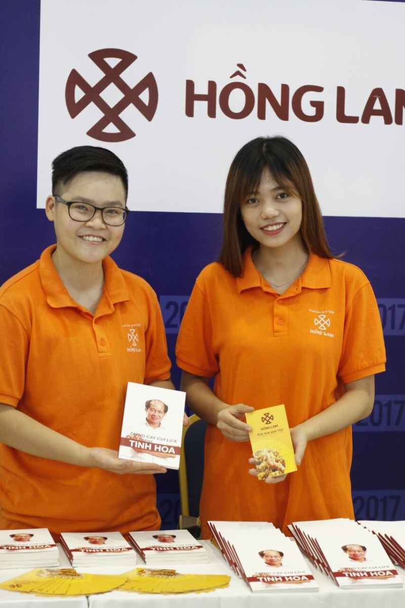 50 cuốn sách “Gừng cay củi lửa, kết thành tinh hoa” đã đến tay những nhà bán lẻ đầy đam mê khởi nghiệp. 1