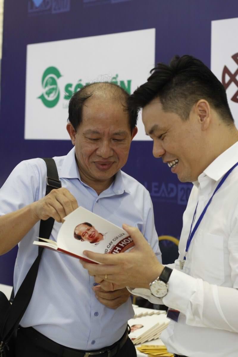 50 cuốn sách “Gừng cay củi lửa, kết thành tinh hoa” đã đến tay những nhà bán lẻ đầy đam mê khởi nghiệp. 2