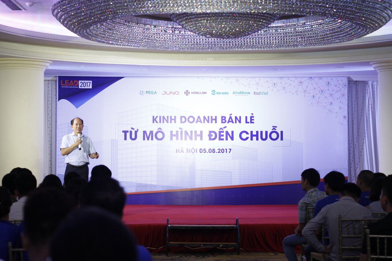 50 cuốn sách “Gừng cay củi lửa, kết thành tinh hoa” đã đến tay những nhà bán lẻ đầy đam mê khởi nghiệp.